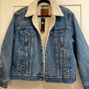 NWT Levi’s Sherpa lined ex-boyfriend trucker jacket in size L